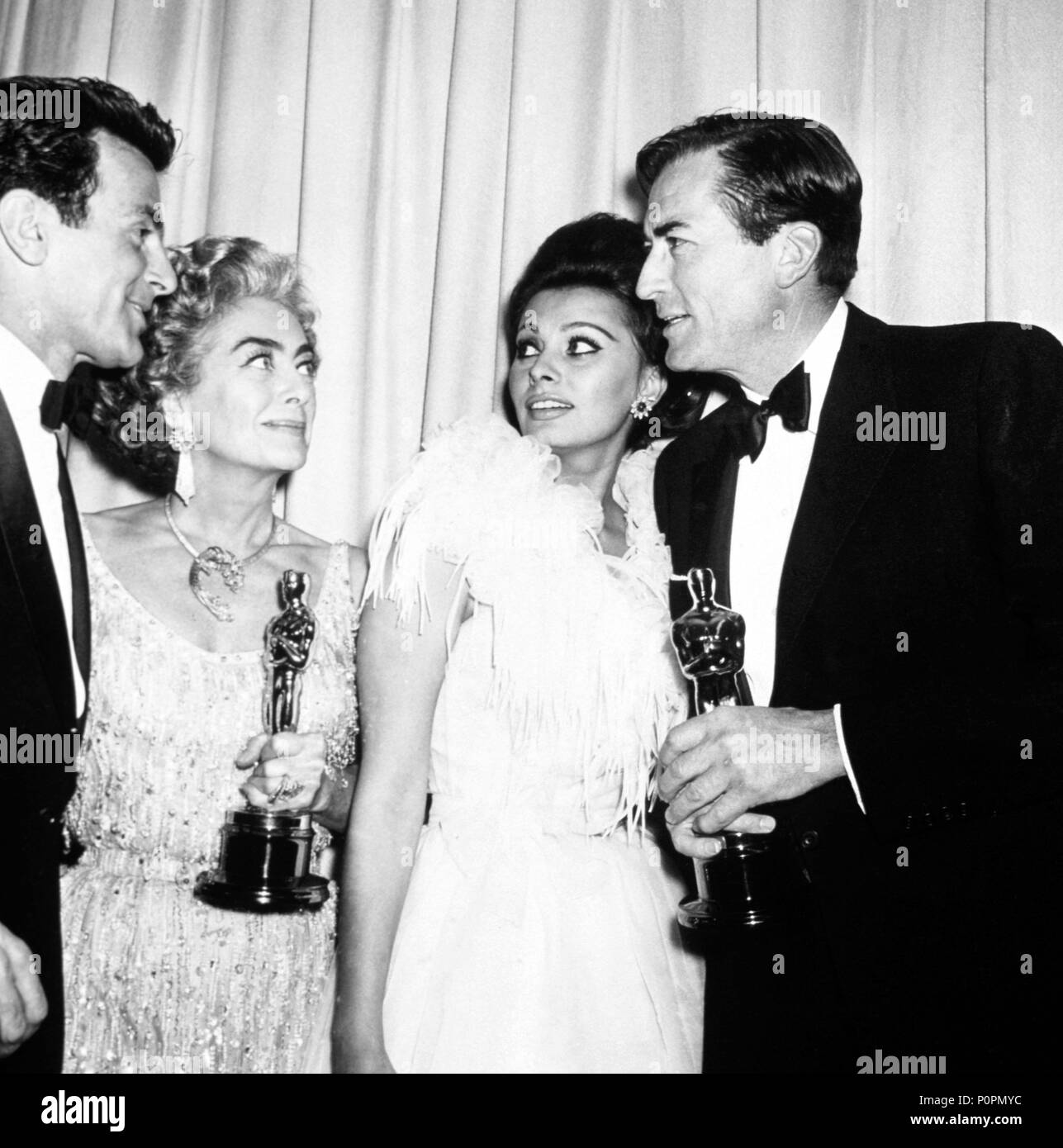 Beschreibung: Die 35th Academy Awards/1963. Gregory Peck, bester Schauspieler für 'Wer die Nachtigall stört" zu töten. Joan Crawford nimmt im Namen von Anna Bancroft die beste Schauspielerin Award für "die Wundertäter". Sophia Loren, Moderator der besten Schauspieler ausgezeichnet.. Jahr: 1963. Stars: Sophia Loren; Gregory Peck; JOAN CRAWFORD. Stockfoto