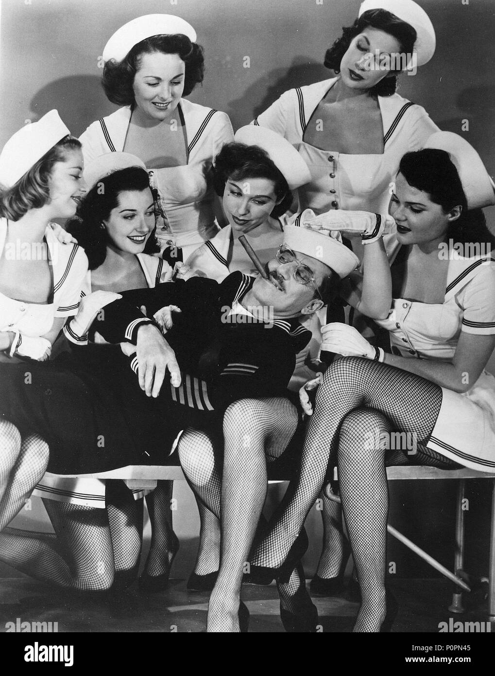 Original Film Titel: EIN MÄDCHEN IN JEDEM HAFEN. Englischer Titel: EIN MÄDCHEN IN JEDEM HAFEN. Regisseur: CHESTER ERSKINE. Jahr: 1952. Stars: Groucho Marx. Credit: RKO/Album Stockfoto