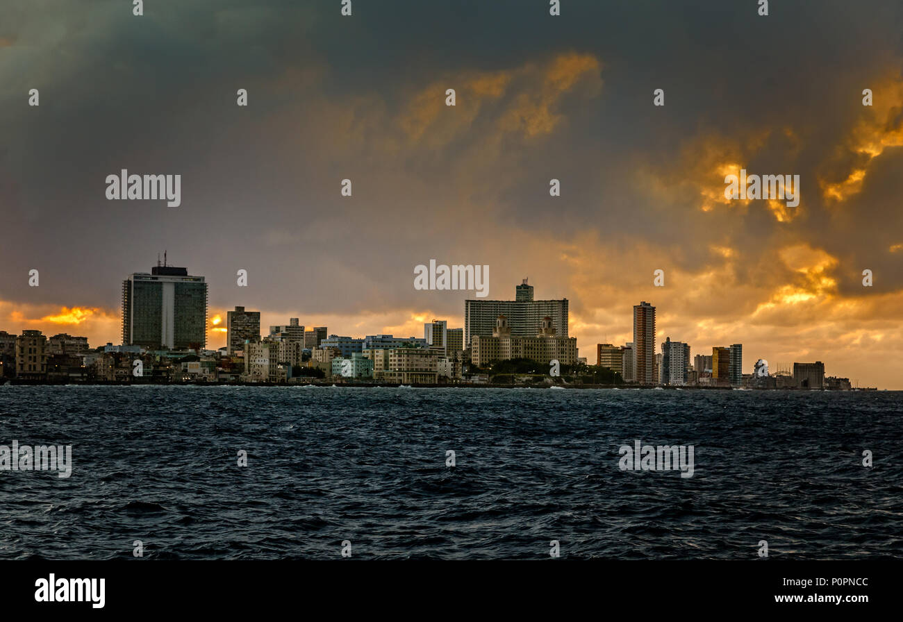 Sonnenuntergang Wolken und Blick auf die Uferpromenade Malecón Street und dem Stadtteil Vedado, Havanna, Kuba Stockfoto