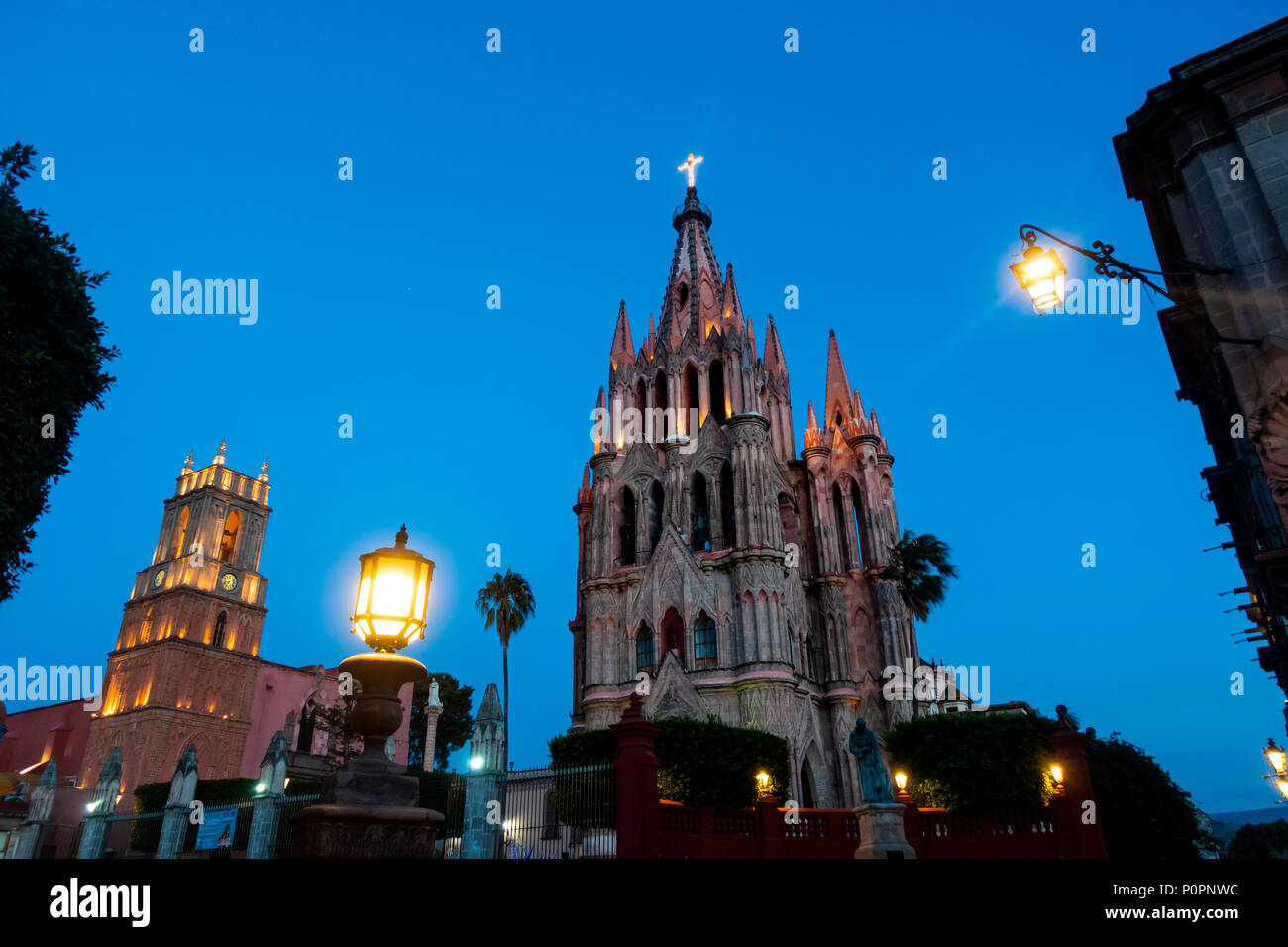Parroquia de San Miguel Arcángel in der Nacht in San Miguel de Allende, Mexiko Stockfoto