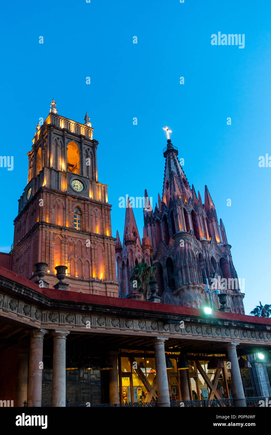 Parroquia de San Miguel Arcángel in der Nacht in San Miguel de Allende, Mexiko Stockfoto