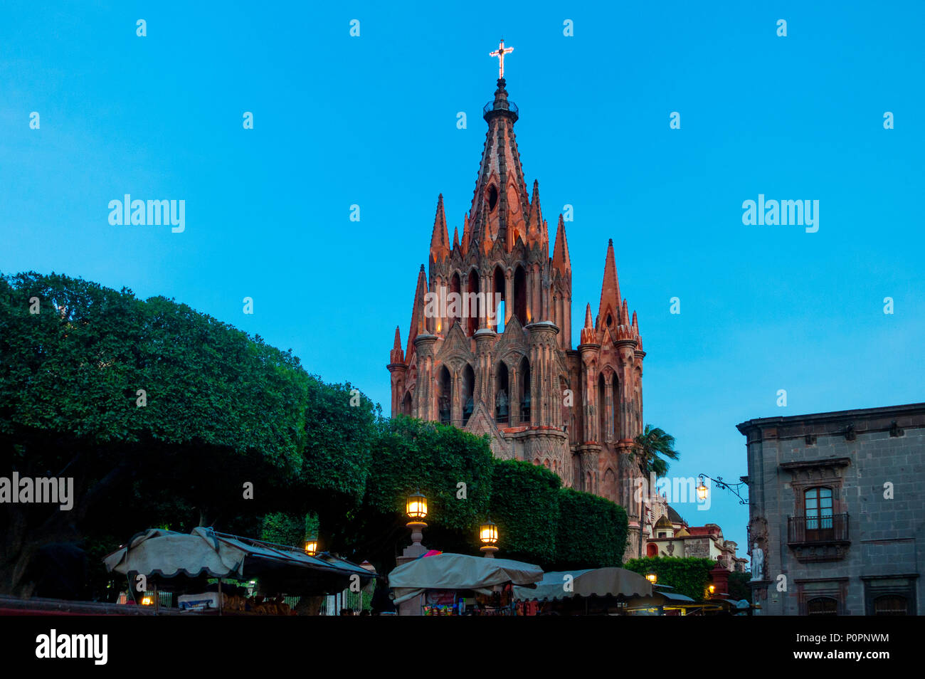 Parroquia de San Miguel Arcángel in der Nacht in San Miguel de Allende, Mexiko Stockfoto