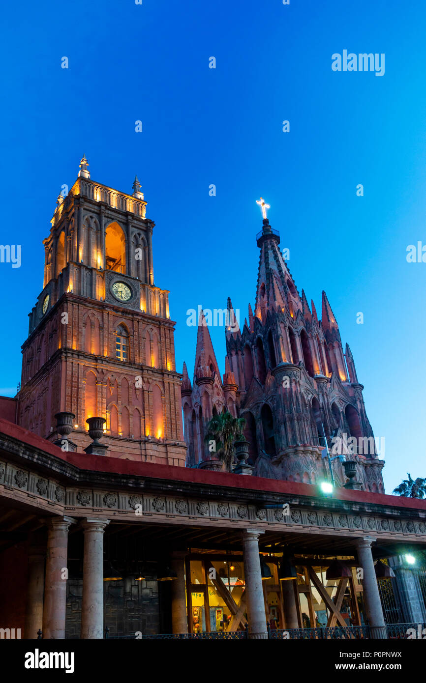 Parroquia de San Miguel Arcángel in der Nacht in San Miguel de Allende, Mexiko Stockfoto