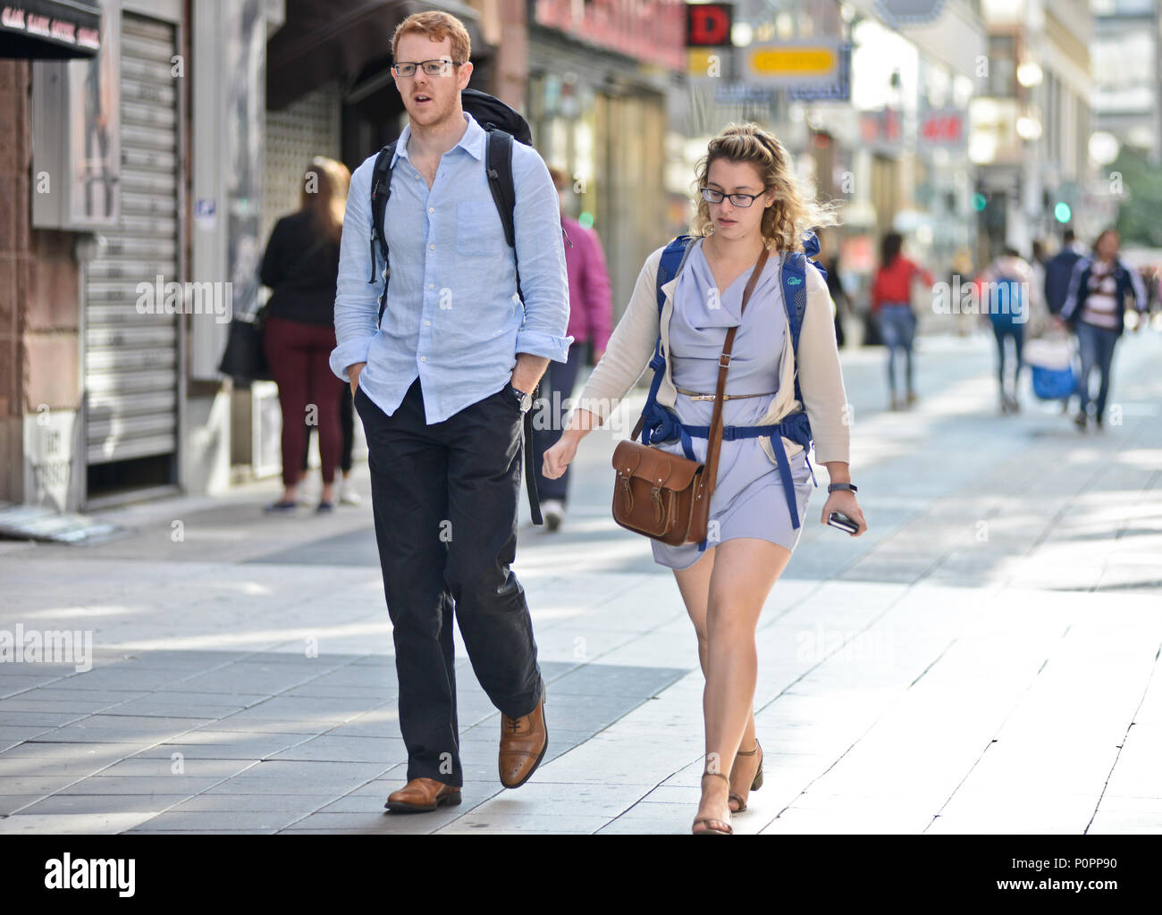 Ein paar Touristen zu Fuß in die Straße Drottninggatan, Stockholm, Schweden Stockfoto