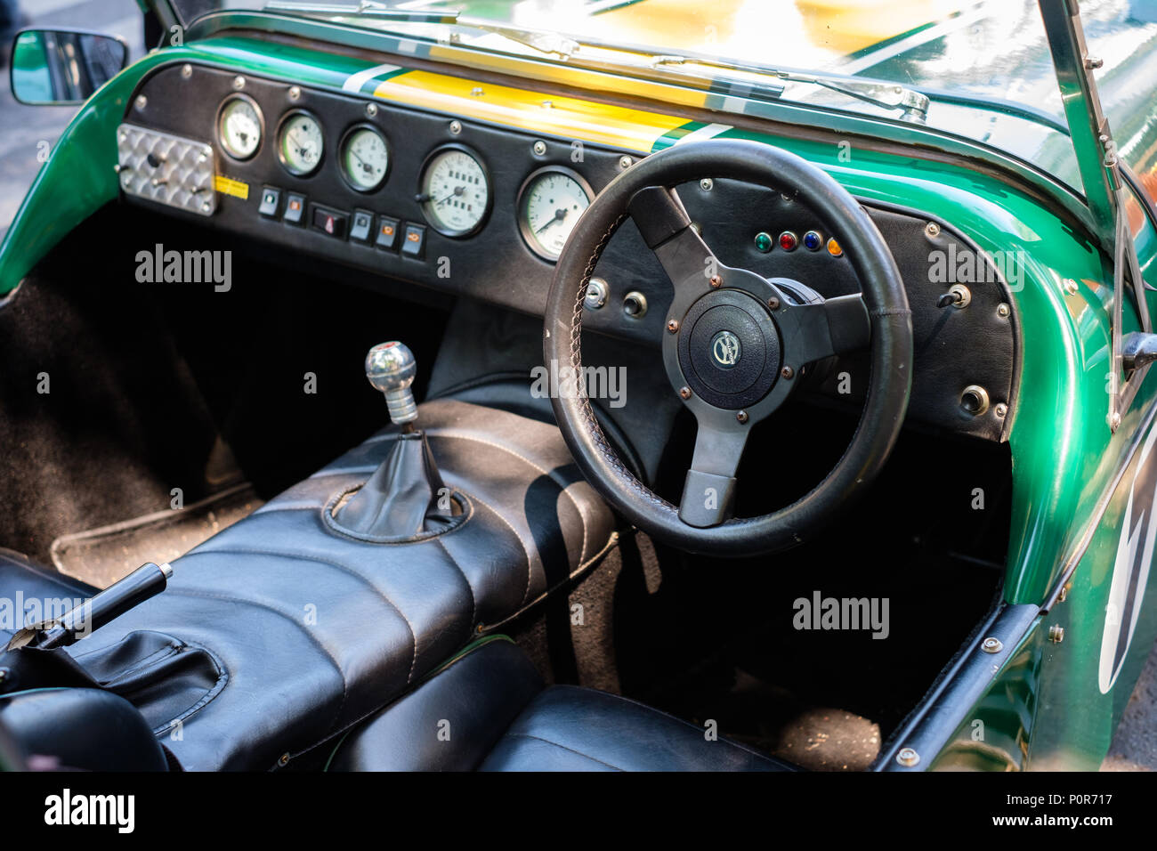 Berlin, Deutschland - Juni 09, 2018: Lenkrad, Armaturenbrett und Innenraum der alten Lotus auto Cockpit bei Oldtimer Event für Oldtimer und Fahrzeuge in Stockfoto