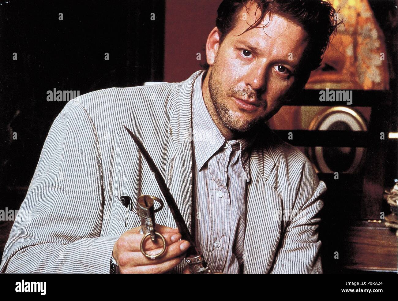 Original Film Titel: ANGEL HEART. Englischer Titel: ANGEL HEART. Regisseur: Alan Parker. Jahr: 1987. Stars: Mickey Rourke. Copyright: nur redaktionell Innen verwenden. Dies ist eine öffentlich verteilten Handzettel. Zugriffsrechte nur, keine Lizenz des Urheberrechts zur Verfügung gestellt. Vorgeschriebene Genehmigung zu Visual Symbol (www.visual-icon.com) Für die Reproduktion des Bildes erforderlich ist. Credit: UNION FILME/CAROLCO INT/TRI STAR/Album Stockfoto