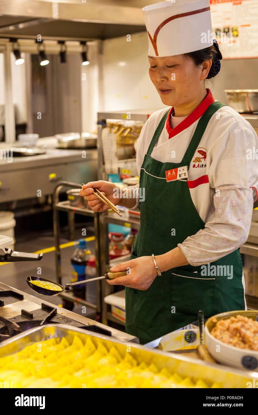 Nanjing, Jiangsu, China. Koch im Restaurant Küche, Ei Teigtaschen mit Schweinefleisch. Stockfoto