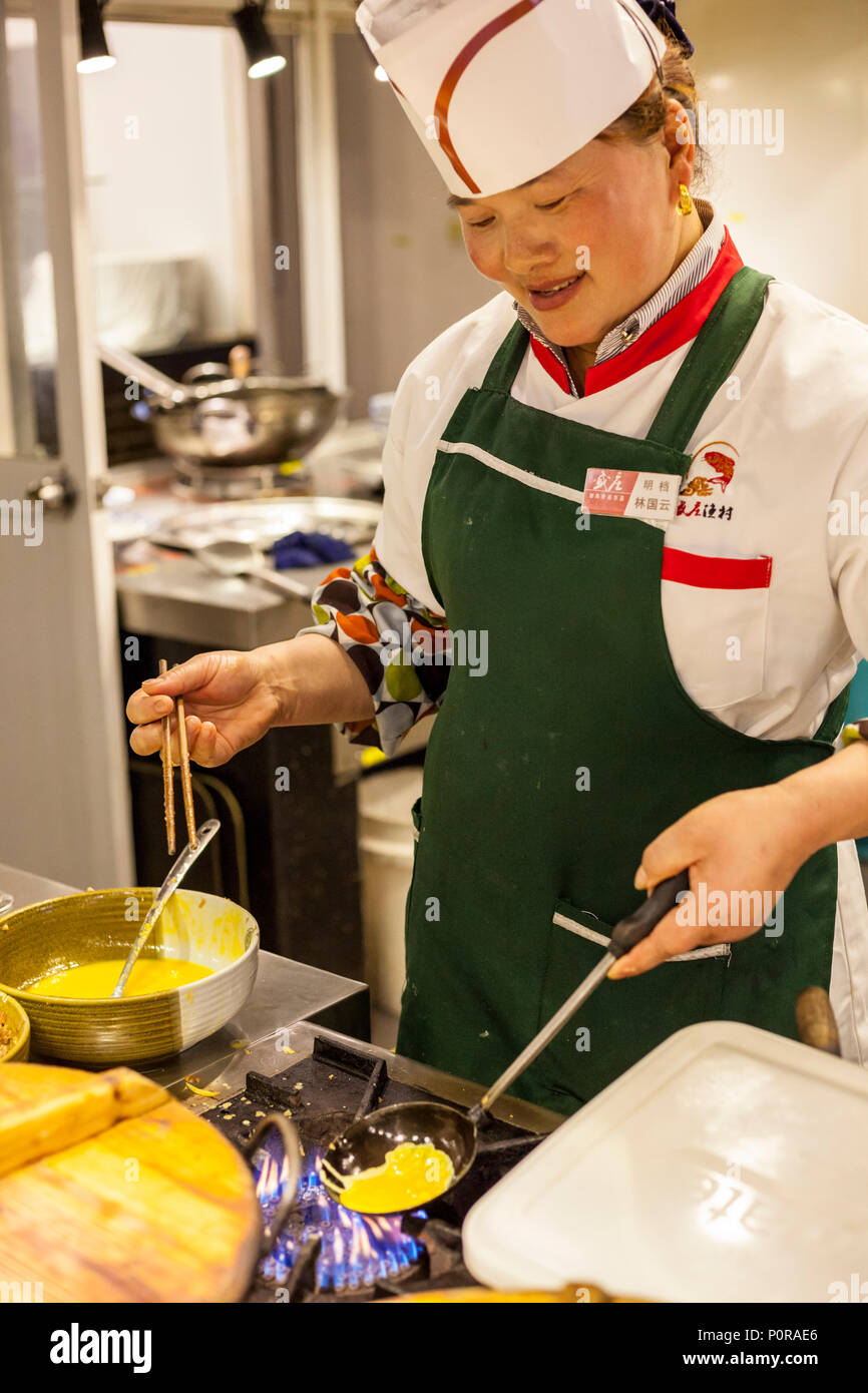 Nanjing, Jiangsu, China. Koch im Restaurant Küche, Ei Teigtaschen mit Schweinefleisch. Stockfoto