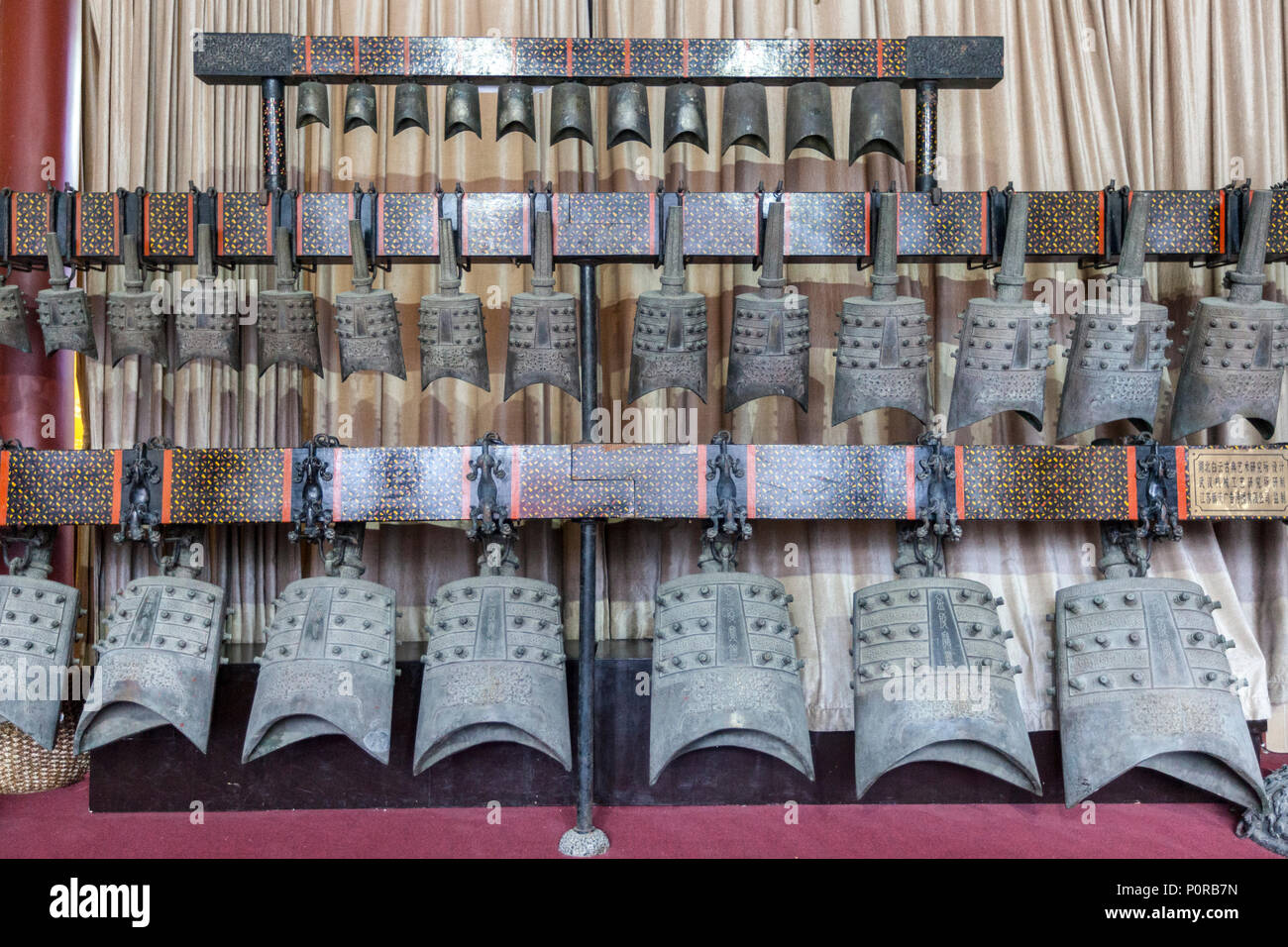 Nanjing, Jiangsu, China. Glocken in der Halle der hellen Tugend der konfuzianischen Akademie, verwendet der klassischen konfuzianischen Musik zu spielen. Stockfoto