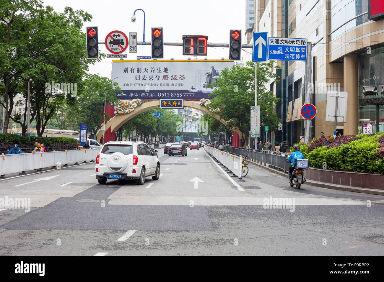 Nanjing, Jiangsu, China. Straßenverkehr, separate Fahrbahn für Motorräder und Fahrräder. Stockfoto