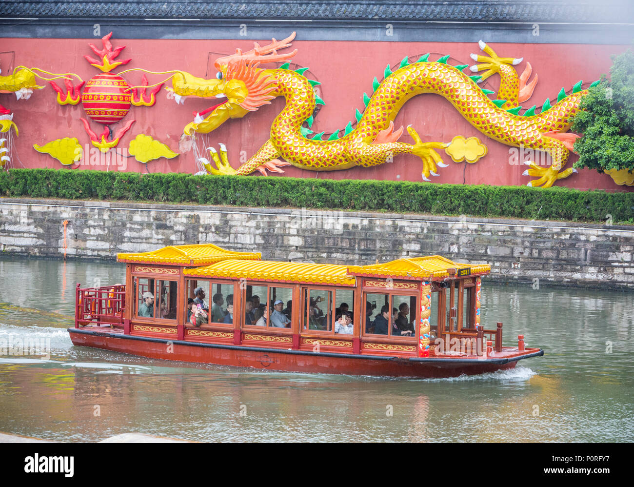 Nanjing, Jiangsu, China. Touristische Bootsfahrt auf dem Fluss Qinhuai, Konfuzius Tempel. Stockfoto