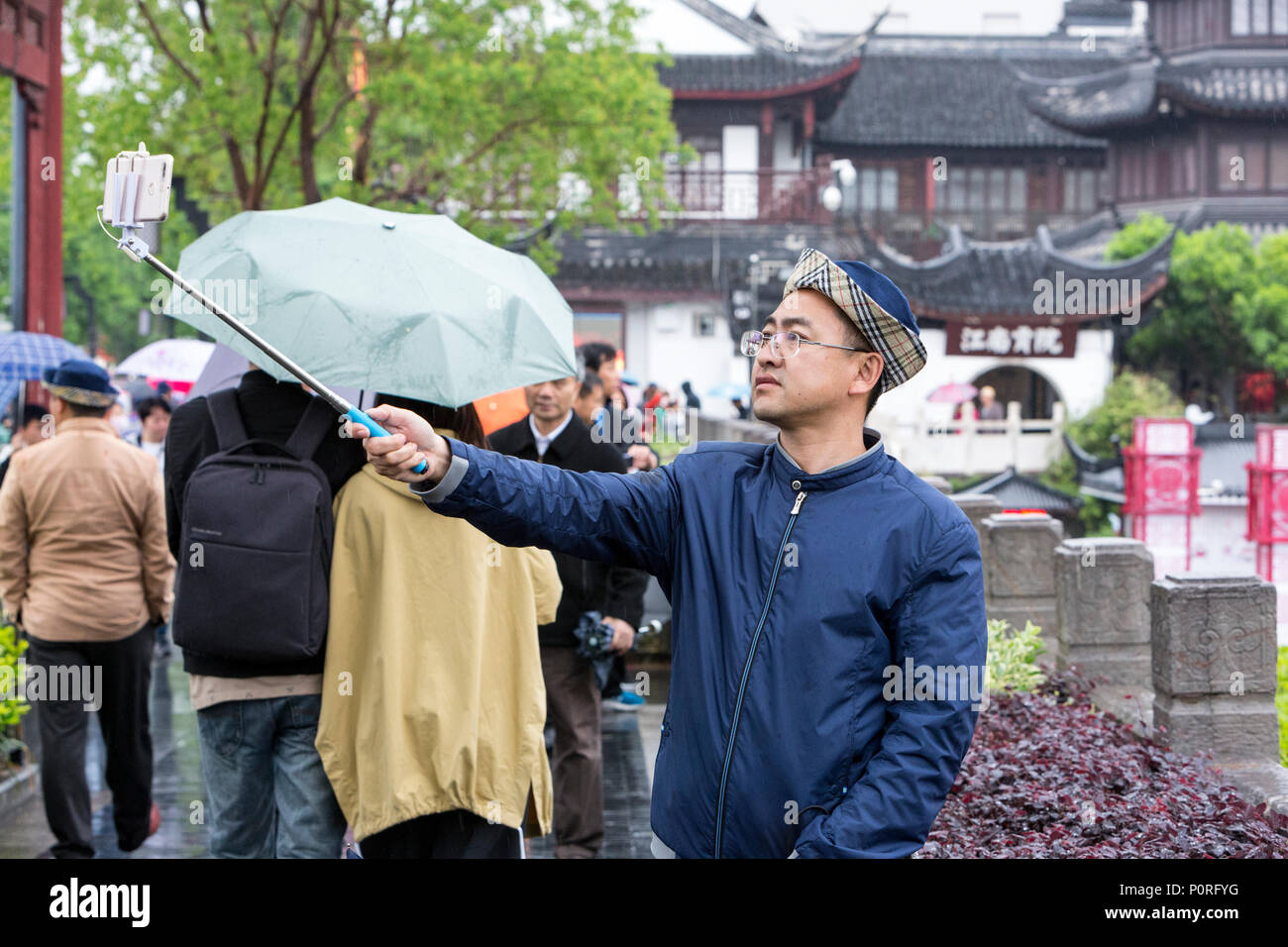 Nanjing, Jiangsu, China. Junge Chinesen Nehmen einer Selfie mit einem selfie Stick. Stockfoto