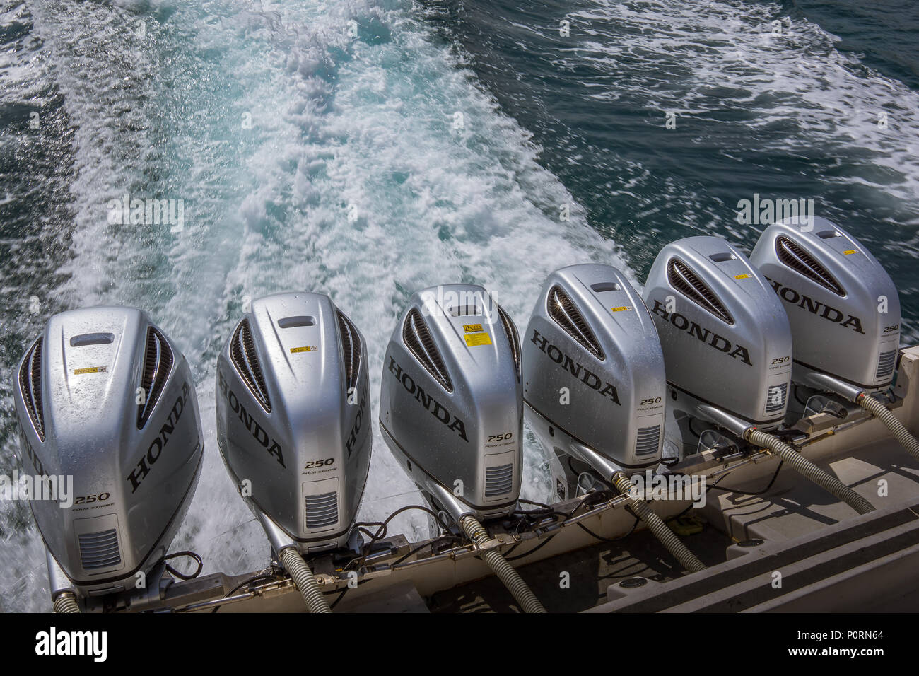 Schnellboot von Lombok Bali, sechs Außenbordmotoren fahren Sie das Boot auf das schäumende Meer, Bali, Indonesien, 26. April 2018 Stockfoto