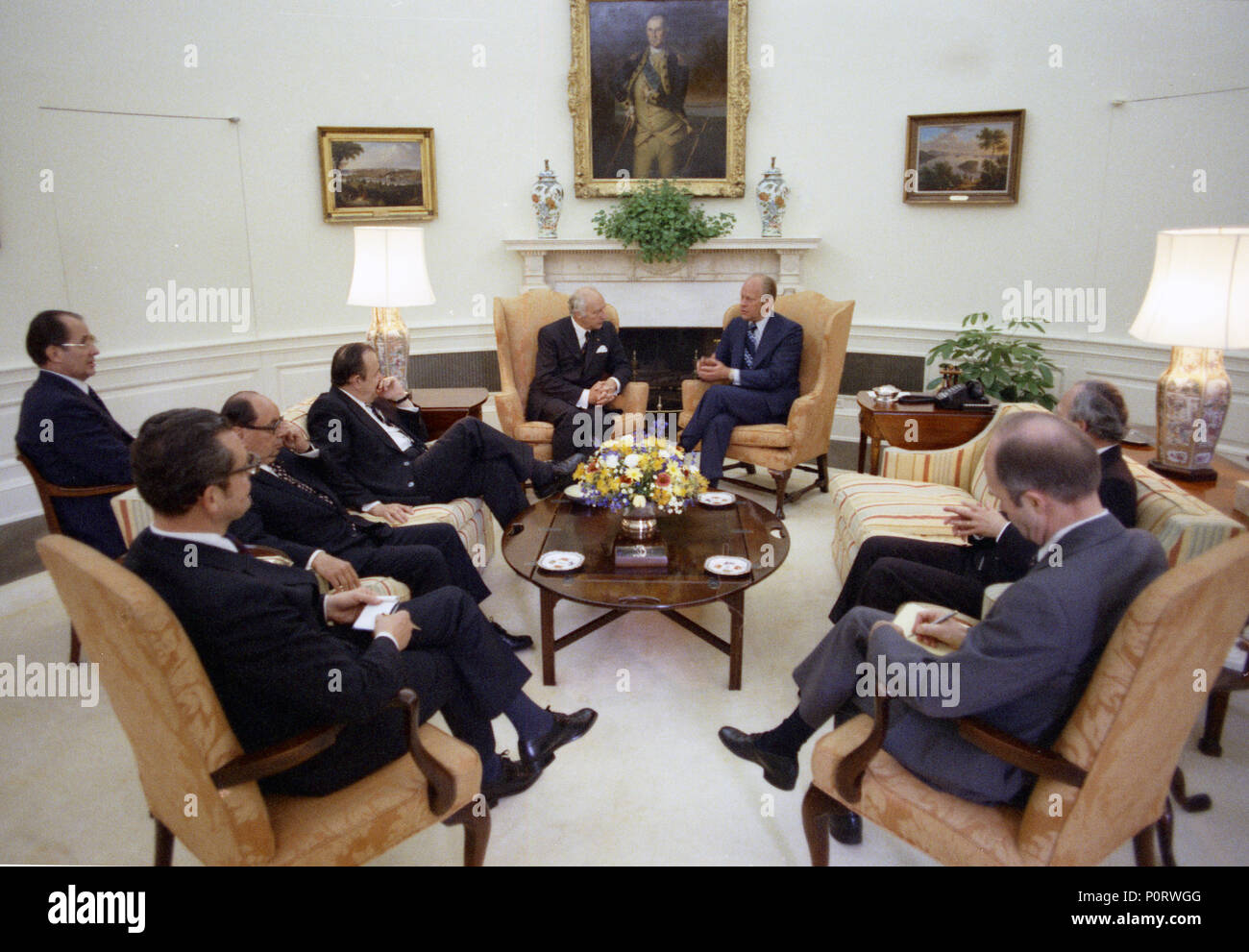 1975, 16. Juni - das Oval Office - das Weiße Haus - Gerald R. Ford, Walter Scheel, Hans Dietrich-Genscher, Scowcroft, andere sitzen, reden in der Nähe von Kamin - Präsident, Bundesrepublik Deutschland Stockfoto