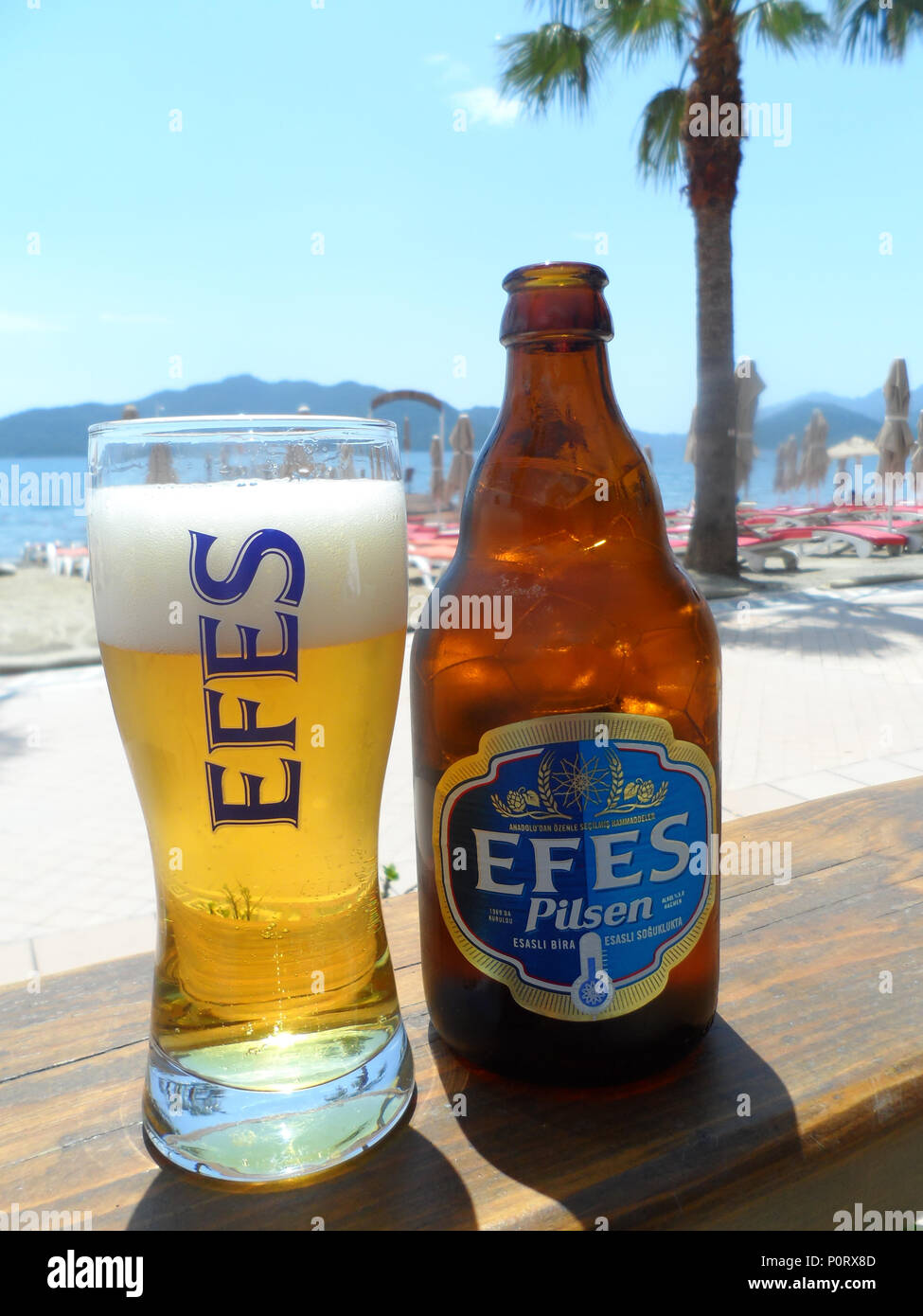 Eine Flasche Efes Pilsen Pilsener Bier in einer Bar an der Strandpromenade, Marmaris, Provinz