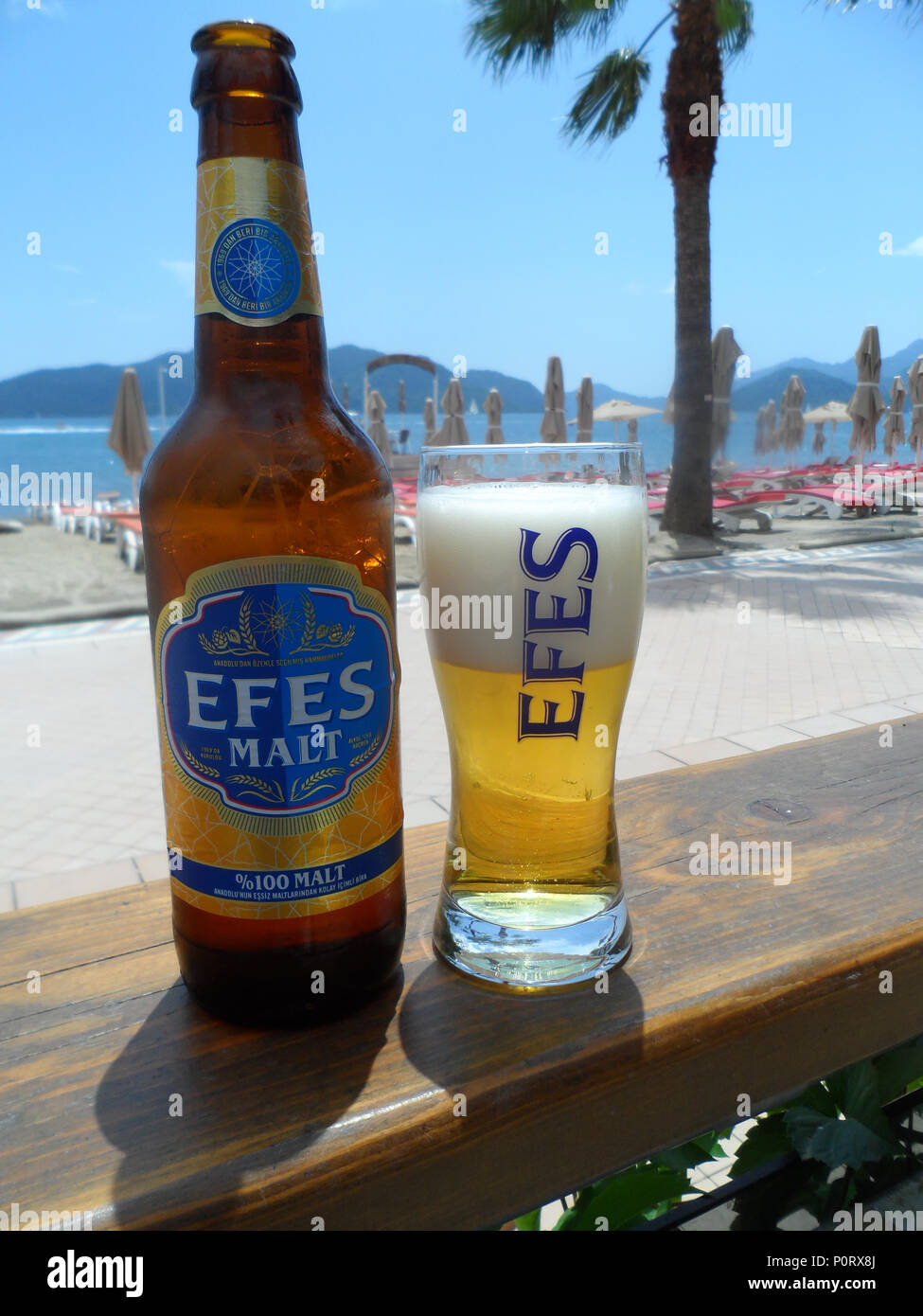 Kalte Flasche EFES Pilsener Malz Bier auf der Strandpromenade, Marmaris,  Türkei Stockfotografie - Alamy