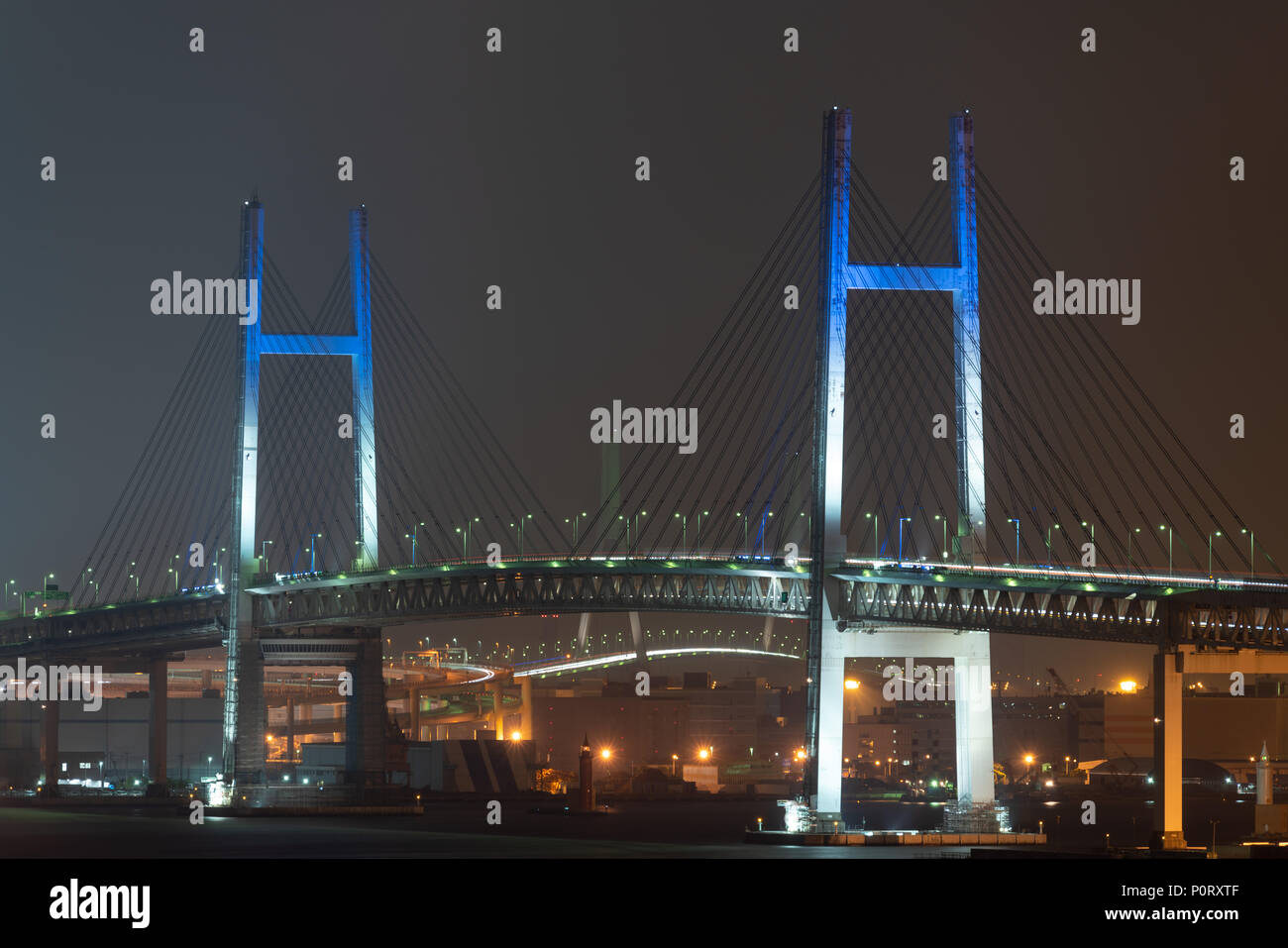 Nachtansicht der Yokohama Bay Bridge in Kanagawa, Japan. Stockfoto