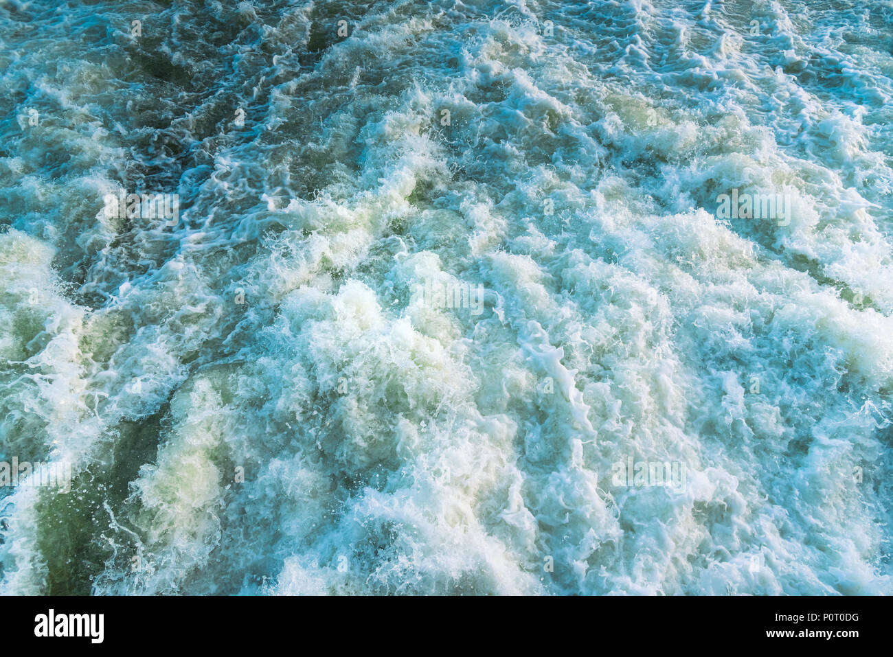 Wildwasser Stromschnellen auf dem Fluss von oben gesehen Stockfoto