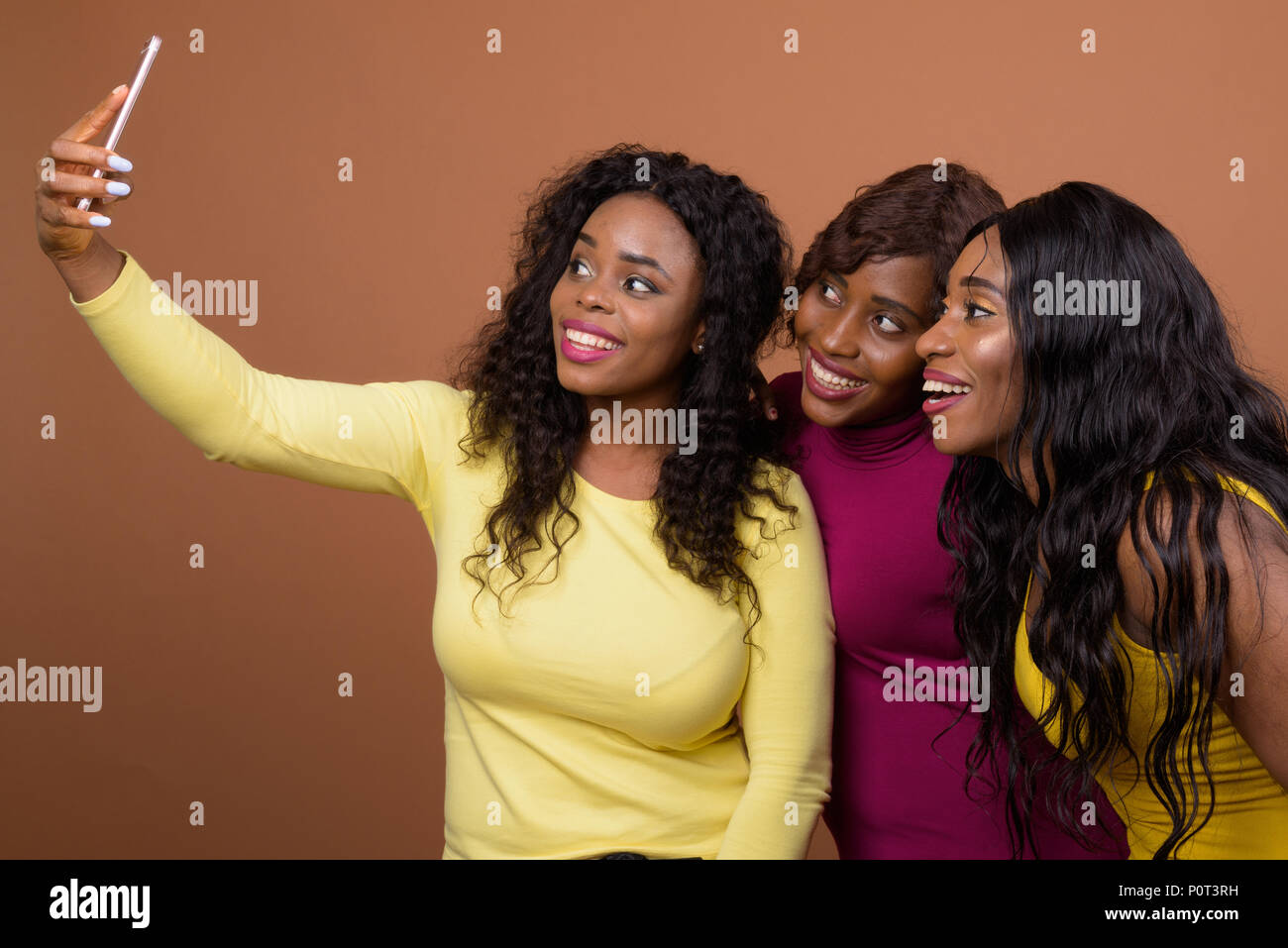 Glücklich, afrikanische Frauen, die selfie mit Handy Stockfoto
