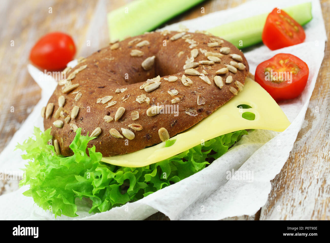 Braun Bagel mit Käse, Salat, Nahaufnahme Stockfoto