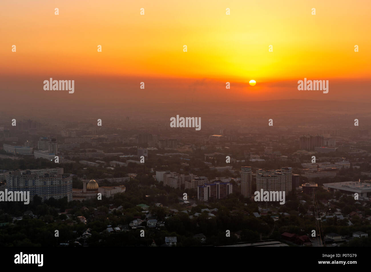 Sonnenuntergang über Almaty, Kasachstan Stockfoto