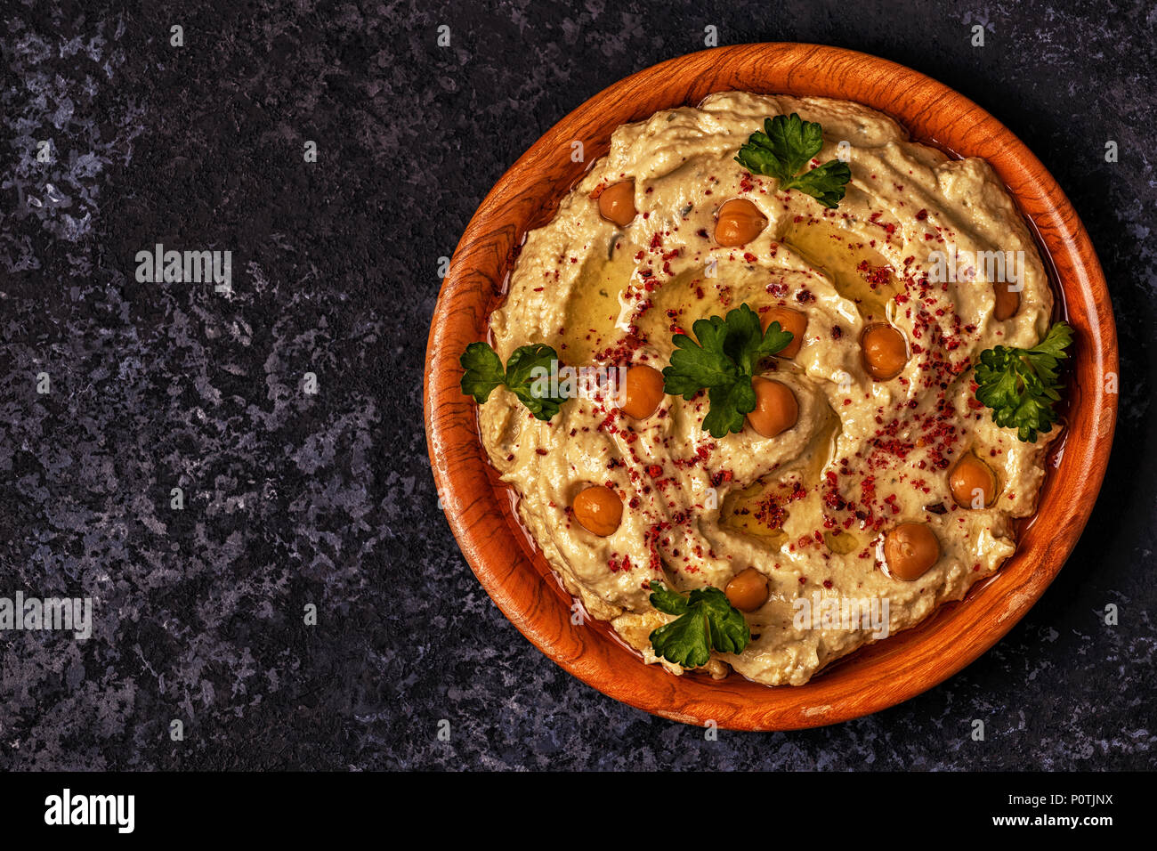 Klassische Hummus mit Petersilie auf die Platte und Fladenbrot. Stockfoto