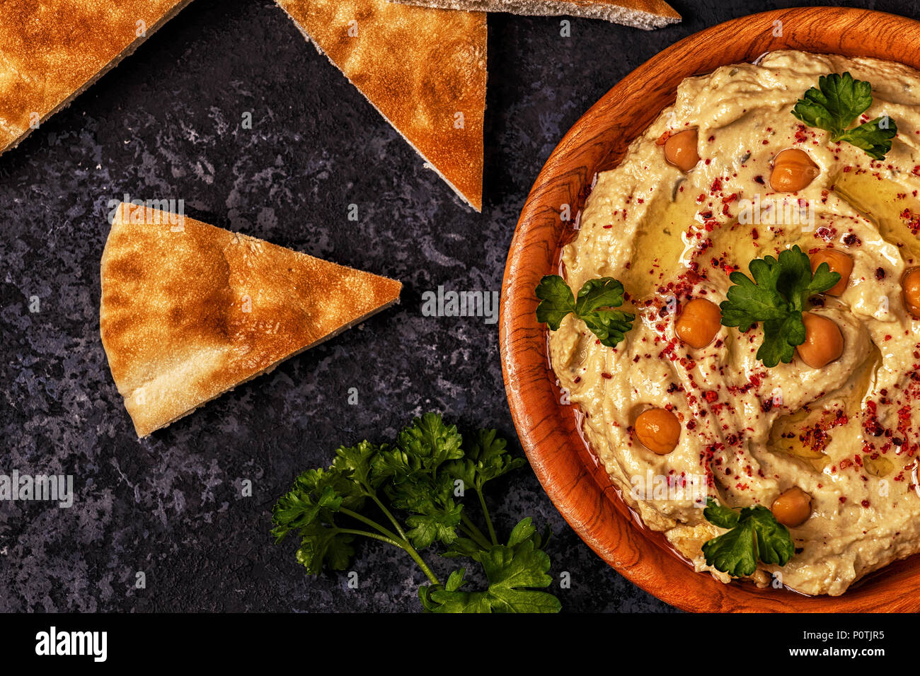 Klassische Hummus mit Petersilie auf die Platte und Fladenbrot. Stockfoto