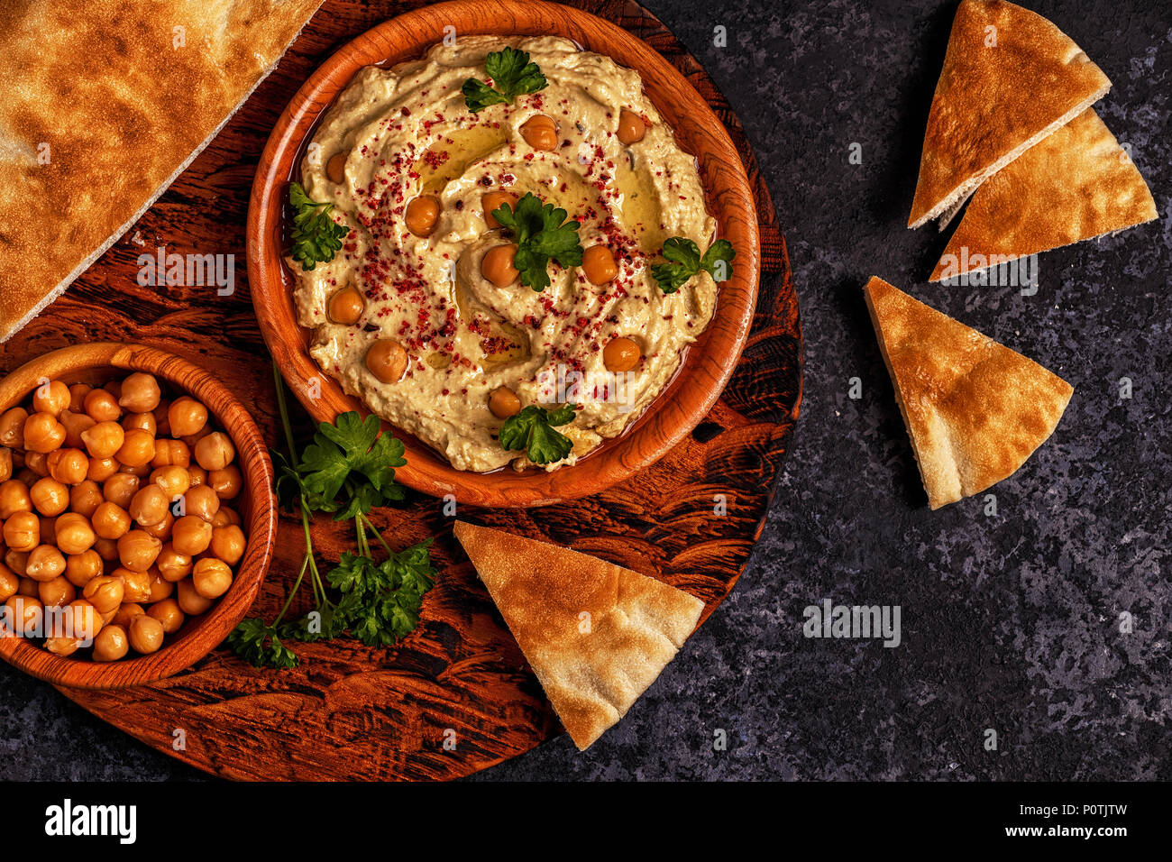 Klassische Hummus mit Petersilie auf die Platte und Fladenbrot. Stockfoto