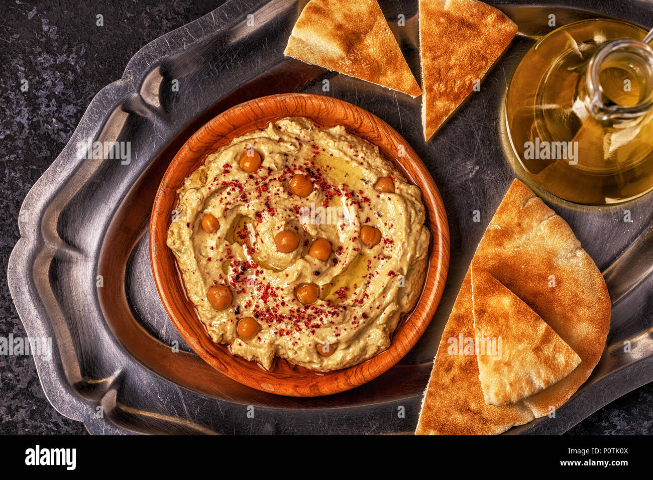 Klassische Hummus mit Petersilie auf die Platte und Fladenbrot. Stockfoto