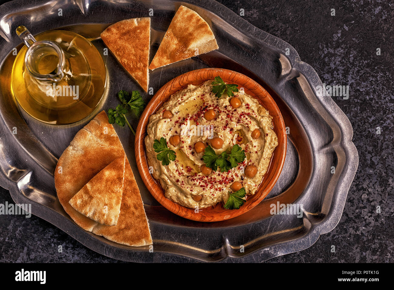 Klassische Hummus mit Petersilie auf die Platte und Fladenbrot. Stockfoto