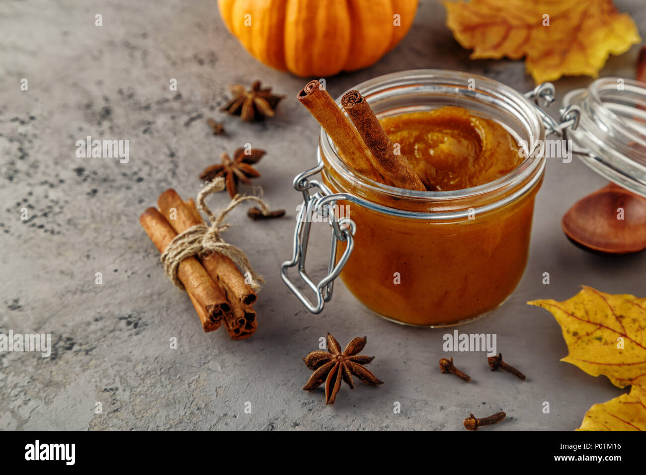 Pumpkin Butter auf konkreten Hintergrund, selektive konzentrieren. Stockfoto