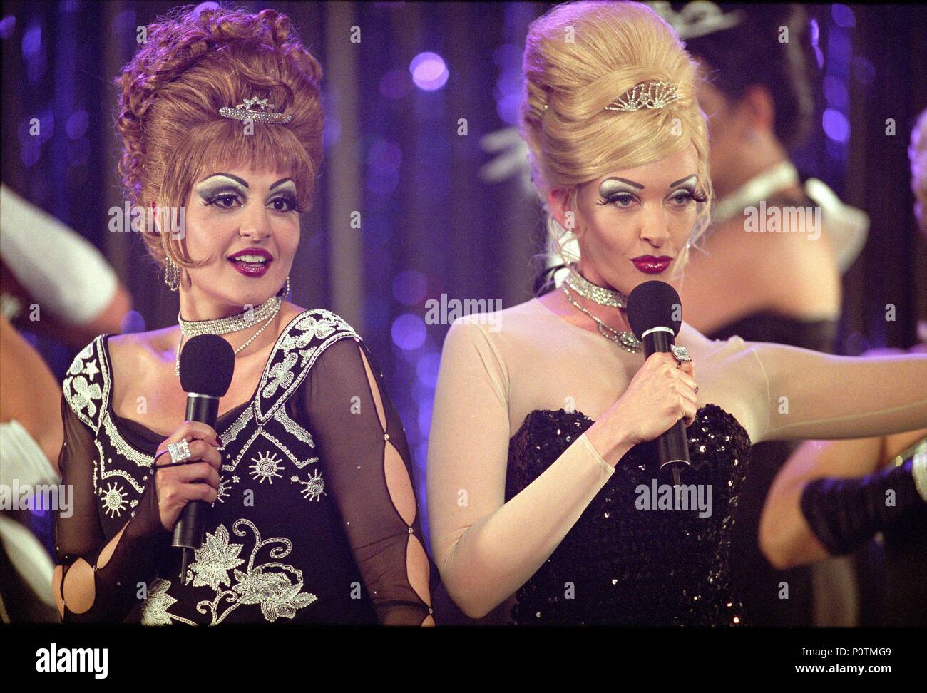 Original Film Titel: CONNIE UND CARLA. Englischer Titel: CONNIE UND CARLA. Regisseur: MICHAEL LEMBECK. Jahr: 2004. Stars: Toni Collette, NIA VARDALOS. Quelle: Universal/SCHROTER, Eike/Album Stockfoto