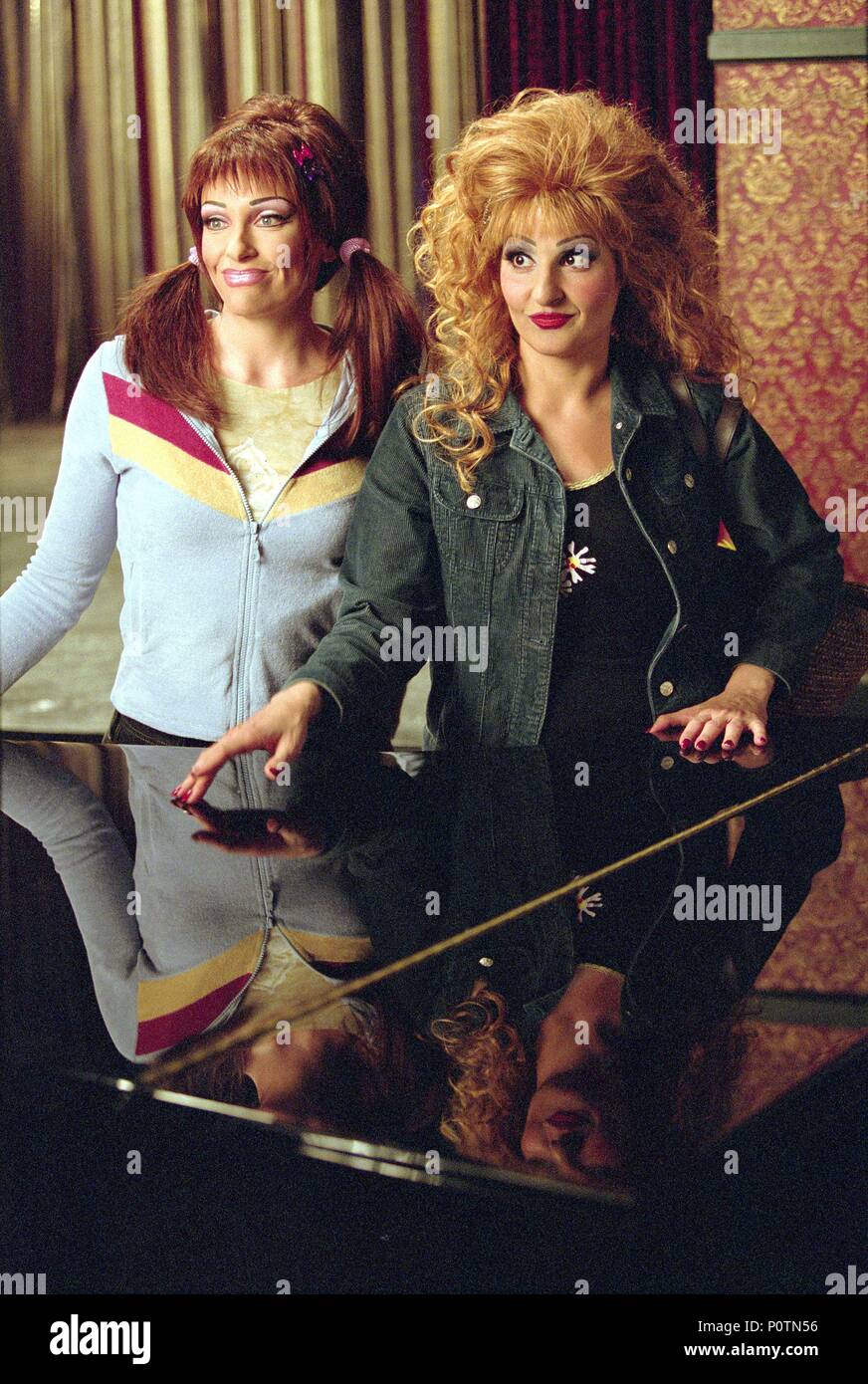 Original Film Titel: CONNIE UND CARLA. Englischer Titel: CONNIE UND CARLA. Regisseur: MICHAEL LEMBECK. Jahr: 2004. Stars: Toni Collette, NIA VARDALOS. Quelle: Universal/SCHROTER, Eike/Album Stockfoto