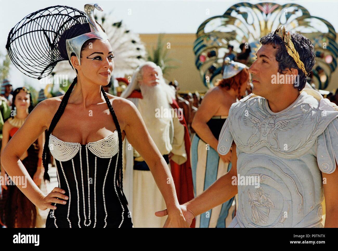 Original Film Titel: ASTERIX ET OBELIX, MISSION CLEOPATRE. Englischer Titel: ASTERIX & OBELIX: MISSION KLEOPATRA. Regisseur: ALAIN CHABAT. Jahr: 2002. Stars: Gajus Julius Caesar, Kleopatra VII. FARAONE; Monica Bellucci; ALAIN CHABAT. Credit: RENN PRÜFSPITZEN/TF1 FILMS PRODUCTIONS // Album Stockfoto