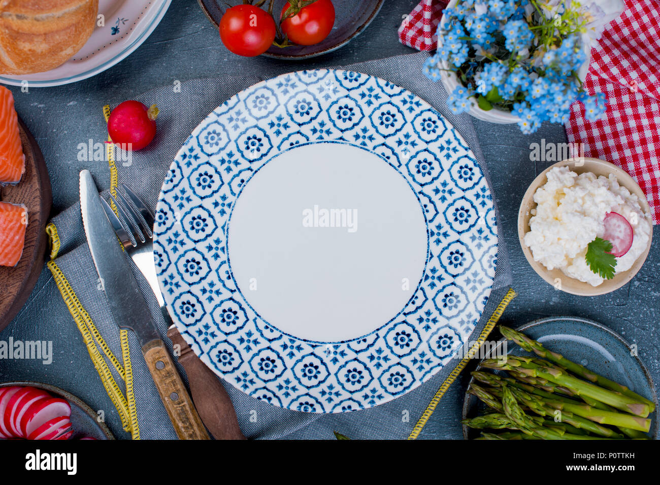 Brot, Spargel, Tomaten, Käse und Radieschen. Leckeres und gesundes Frühstück. Das Essen in den Niederlanden. Für Text platzieren. Einen leeren Teller. Hintergrund Stockfoto