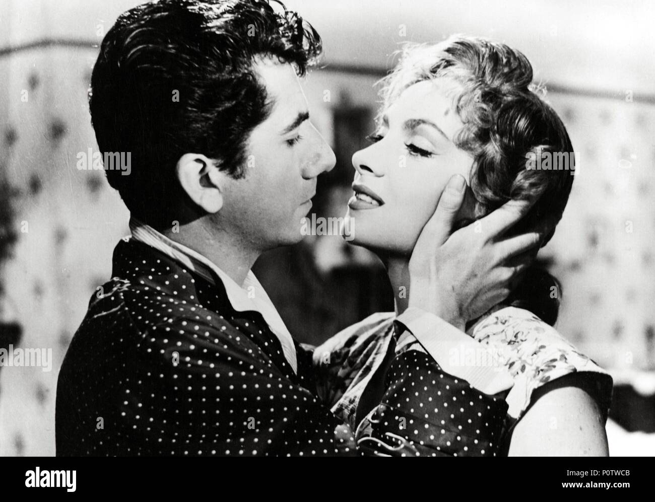 Original Film Titel: ROMANA, LA. Englischer Titel: FRAU VON ROM. Regisseur: LUIGI ZAMPA. Jahr: 1955. Stars: DANIEL GELIN; Gina Lollobrigida. Credit: PONTI-DE LAURENTIIS CINEMATOGRAFICA/Album Stockfoto