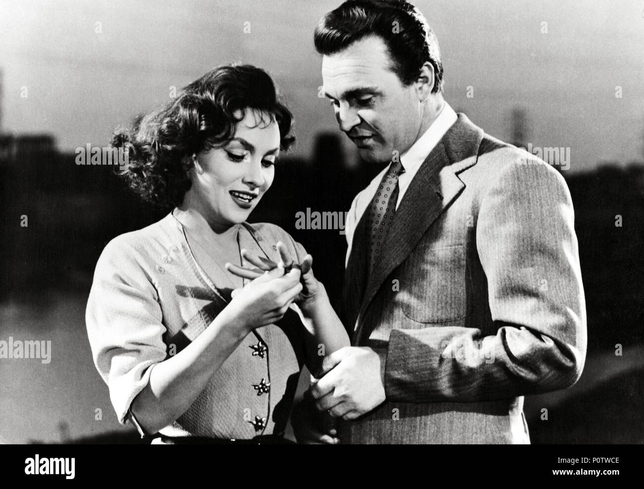 Original Film Titel: ROMANA, LA. Englischer Titel: FRAU VON ROM. Regisseur: LUIGI ZAMPA. Jahr: 1955. Stars: Gina Lollobrigida; FRANCO FABRIZI. Credit: PONTI-DE LAURENTIIS CINEMATOGRAFICA/Album Stockfoto
