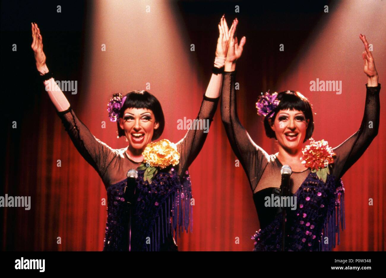 Original Film Titel: CONNIE UND CARLA. Englischer Titel: CONNIE UND CARLA. Regisseur: MICHAEL LEMBECK. Jahr: 2004. Stars: Toni Collette, NIA VARDALOS. Quelle: Universal/Album Stockfoto