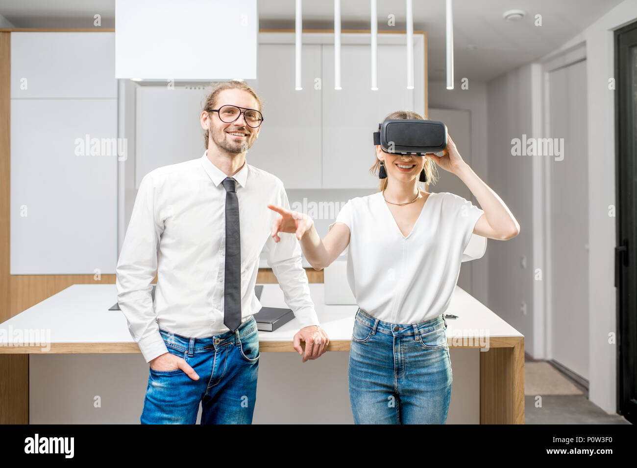 Paar mit VR-Brille in der Küche Stockfoto