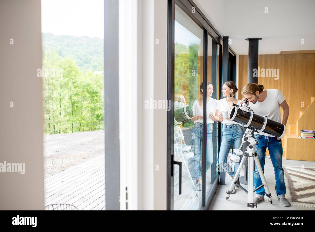 Paar mit Teleskop zu Hause Stockfoto