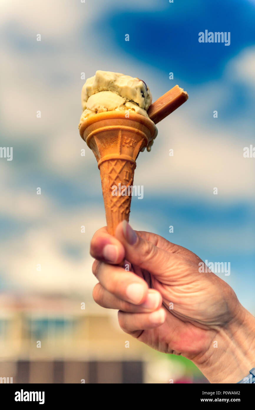 Ein kornisches Eis, komplett mit Flake fudge, an einem heissen Sommertag in Bude North Cornwall. Stockfoto