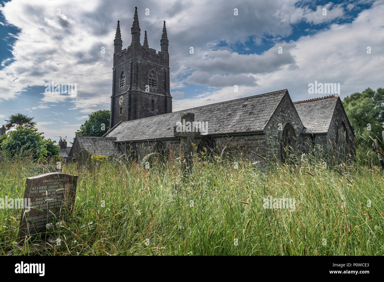 Die überwucherten Friedhof in St. Olaf Pfarrkirche in Poughill, North Cornwall. Teile des Gebäudes stammen aus dem 13. Jahrhundert. Stockfoto