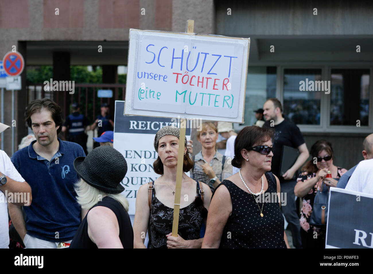 Mainz, Deutschland. 9. Juni 2018. Eine Demonstrantin hält ein Schild mit der Aufschrift "unsere Töchter (eine Mutter) "Schützen. Wer war getötet durch einen Asylbewerber. Sie riefen auch dazu auf, sowohl zum Ruecktritt auf. (Credit: PACIFIC PRESS/Alamy leben Nachrichten Stockfoto