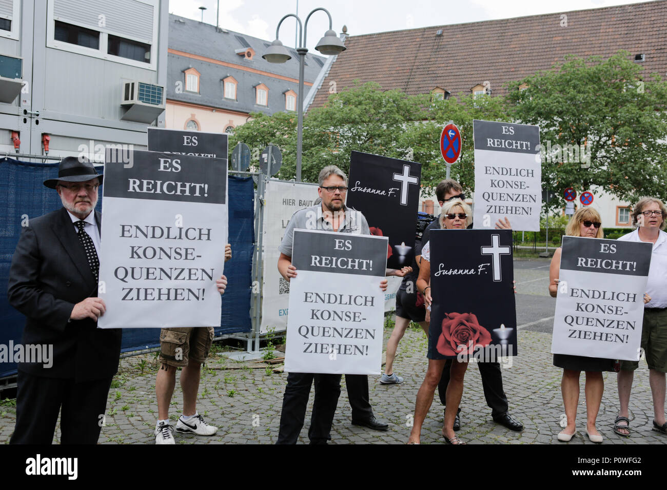 Mainz, Deutschland. 9. Juni 2018. Guido Reil (l 2 eft), Mitglied des Bundesvorstandes von AfD, hält ein Schild mit der Aufschrift 'Es ist genug -, die notwendigen Schlussfolgerungen zu ziehen". Wer wurde getötet von einem Asylbewerber. Sie beschuldigten die Deutsche Bundeskanzlerin Angela Merkel und dem Rheinland-pfälzischen Minister? Präsident Malu Dreyer für den Mord verantwortlich zu sein, da Sie invit Credit: PACIFIC PRESS/Alamy leben Nachrichten Stockfoto