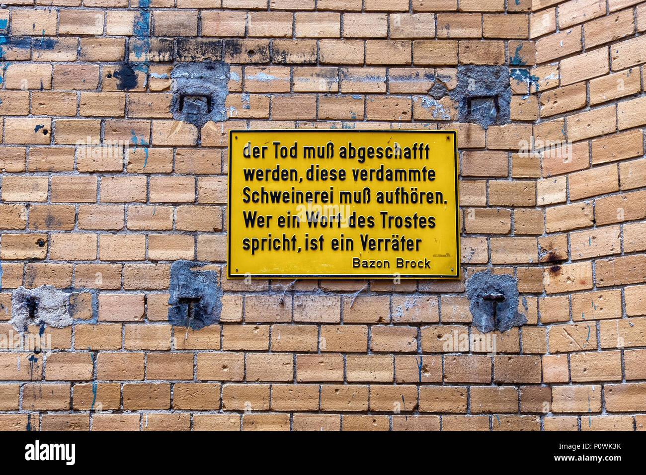 Berlin, Mitte Sophie-Gips-Höfe. Gelbe Plakette mit dem Zitat von Bazon Bach am Courtyard Wall der historischen Gebäude aus dem 19. Jahrhundert Stockfoto