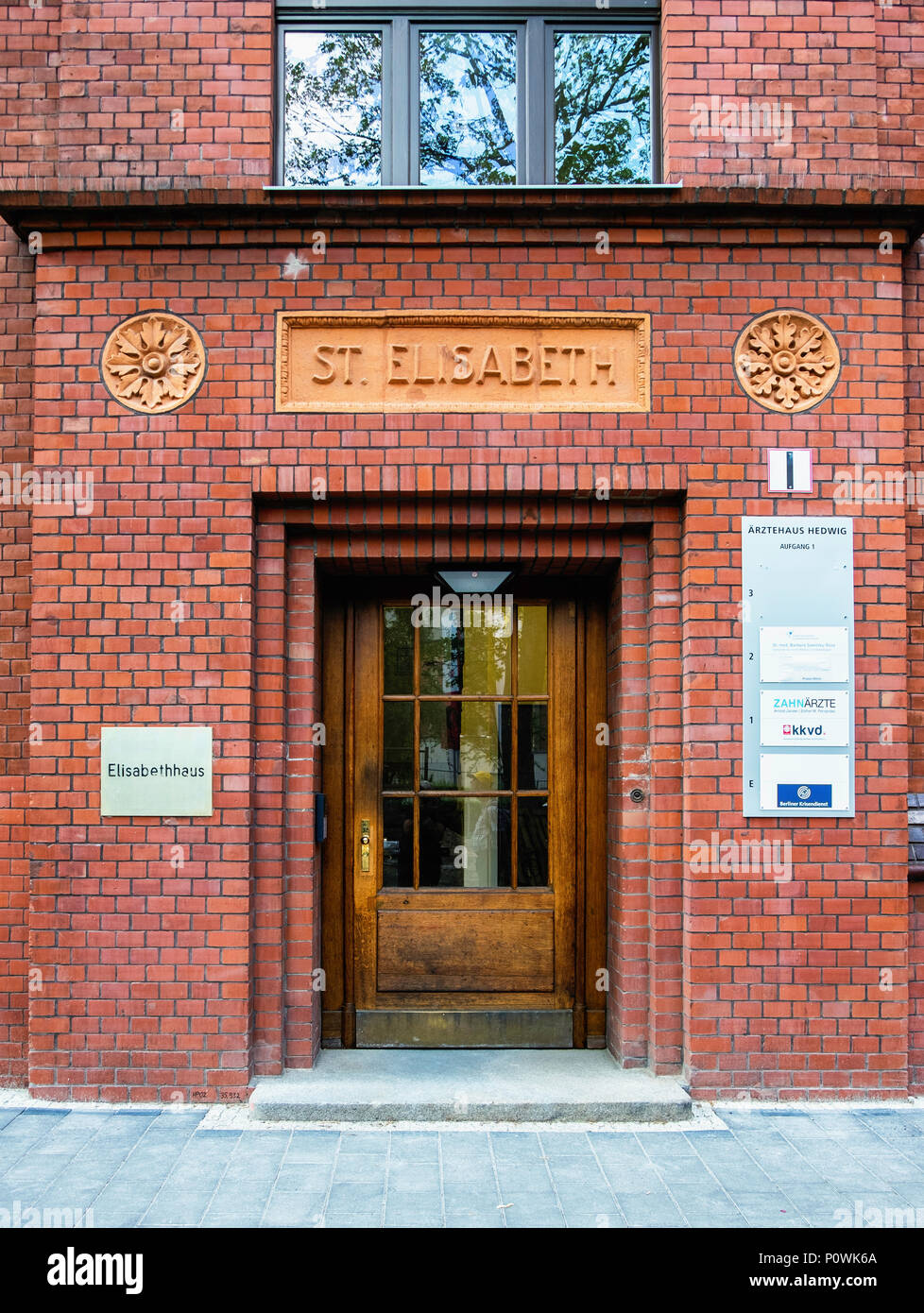 Berlin, Mitte, St. Hedwigs Krankenhaus. Zutritt zum Elizabeth House Teil des denkmalgeschützten Klinker Vorderhaus Stockfoto