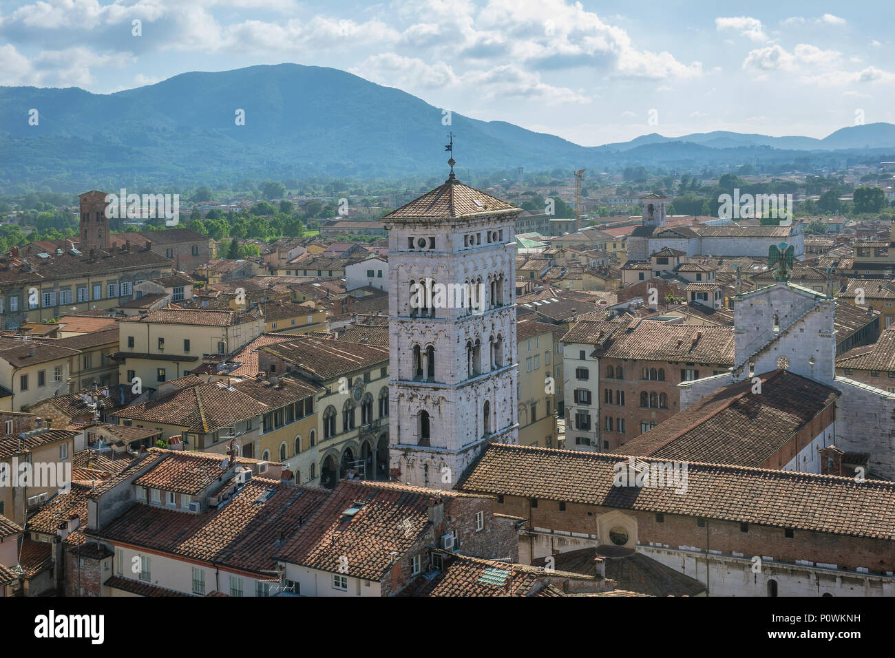 Italien, Toskana, Lucca, Luftaufnahme der Stadt mit San Michele Kirche Stockfoto