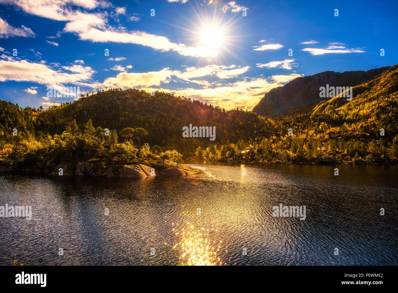 Sonnenuntergang über den Bergen der Lofoten Inseln Stockfoto