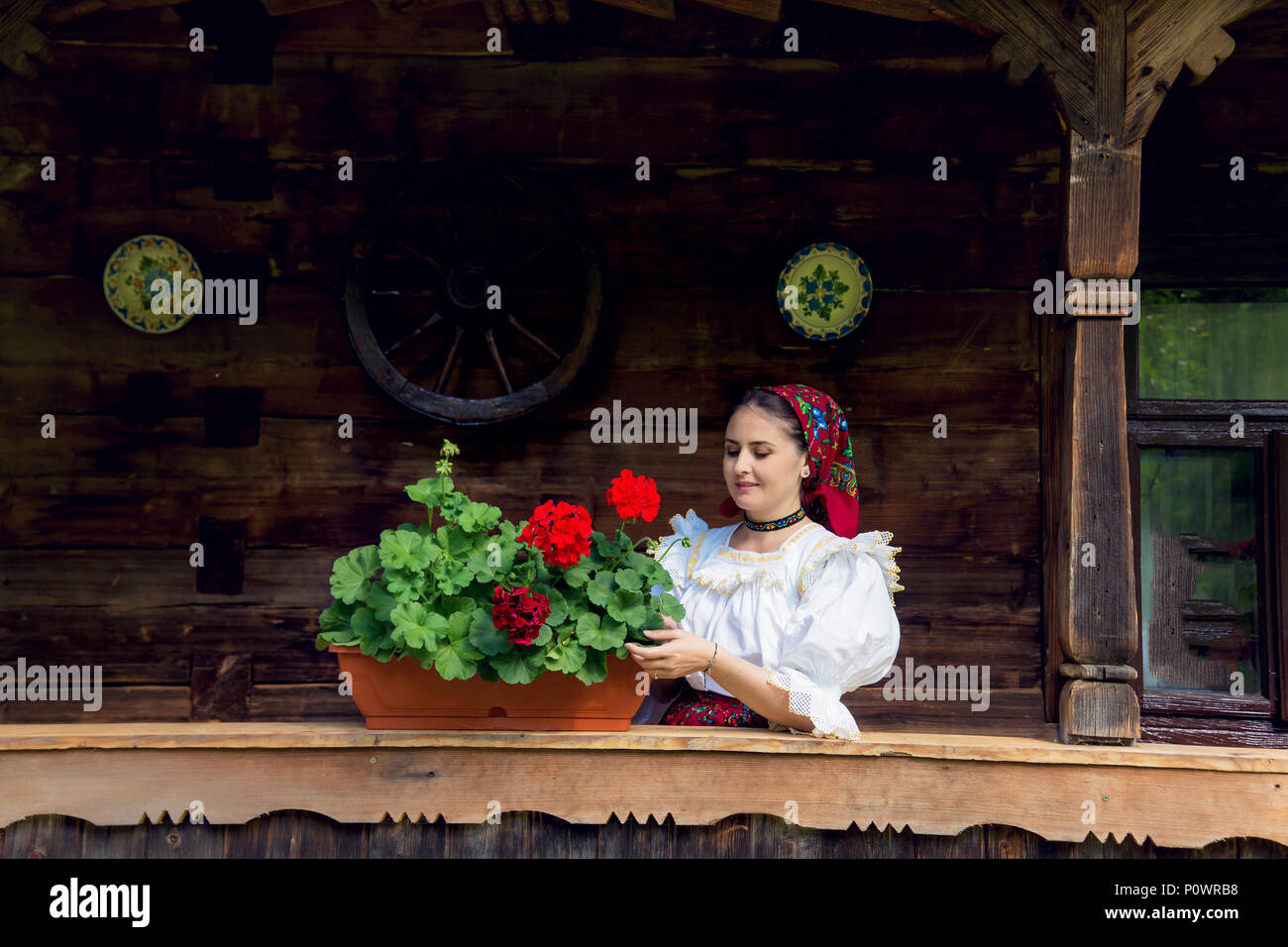 Porträt einer schönen jungen Frau, die traditionelle rumänische Kleidung, in Maramures Stockfoto
