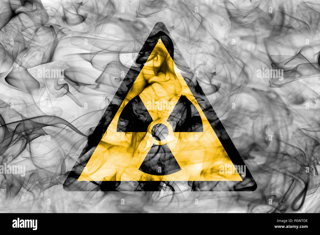 Radioaktive Stoffe oder ionisierende Strahlung Gefahr Warnung Rauch  unterzeichnen. Dreieckige Gefahrenwarnung Zeichen, Rauch Hintergrund  Stockfotografie - Alamy